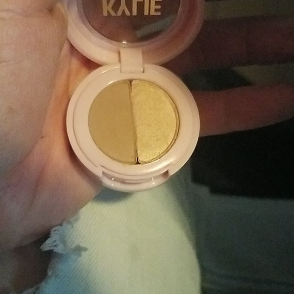 Eyeshadow - Picture 2 of 3